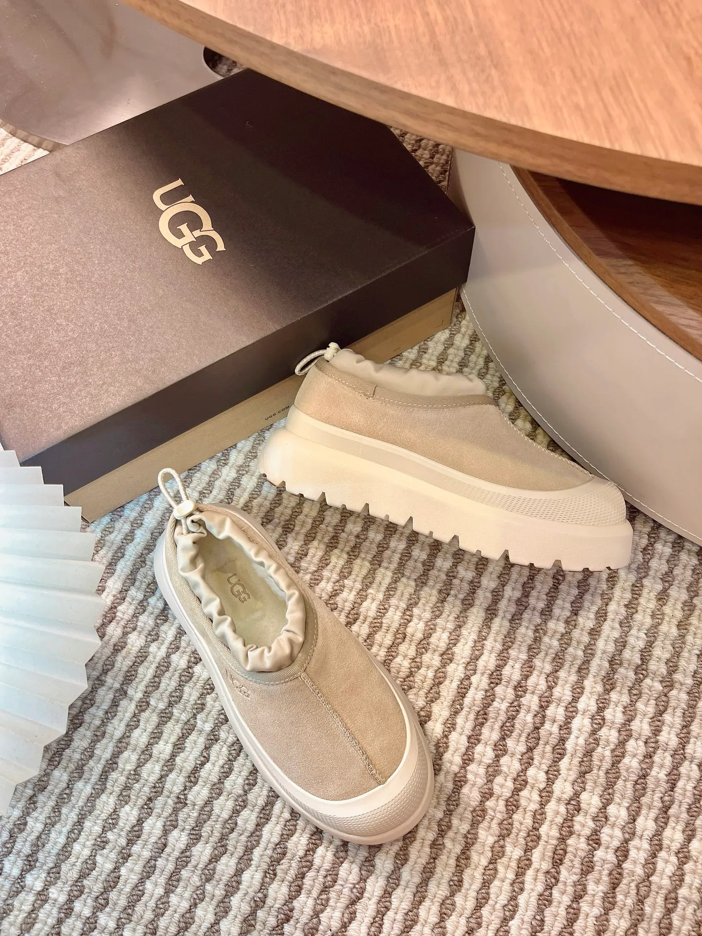 [UGG] P:500💰 Couple shoes Size: 35-44 [Wang Yibo's same style] UGG2025 new winter style Tasman fashion shoes for men and women 1144096 Ugg new fur shoes for autumn and winter, snow boots, same style for men and women ~ Handsome slip-on, lazy shoes, super easy to put on and take off ~ Suede cowhide fabric ~The soles are molded from original soles, not cheap rubber foam, but made of modern material. The characteristics of this material are that it is light, wear-resistant and non-slip. The outsole has a clear logo imprint, which is comparable to that of a store~